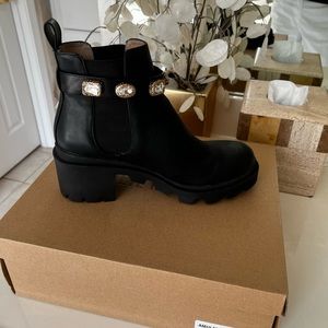 STEVE MADDEN AMULET BOOTS 8M